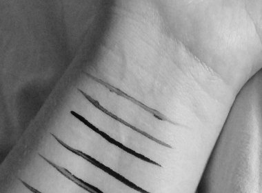 Sebepožkozování a deprese u dospívající dívky